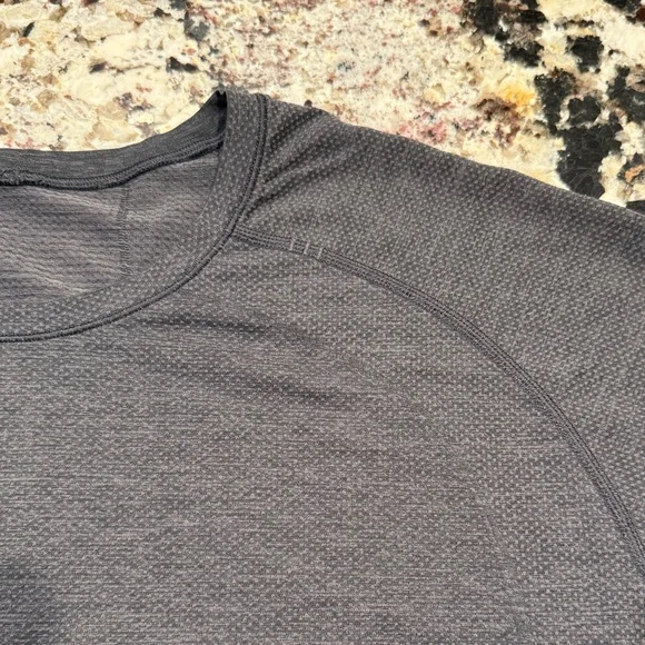 Men’s Lululemon shirt - Picture 2 of 8